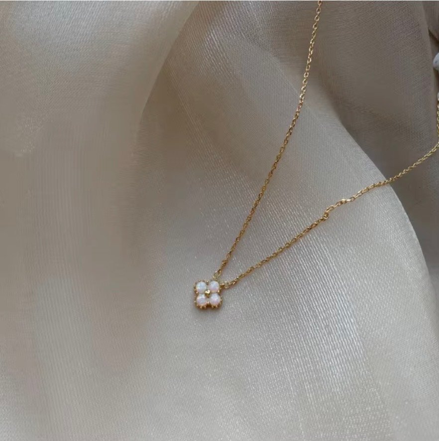 COLLAR FLOR DE TREBOL